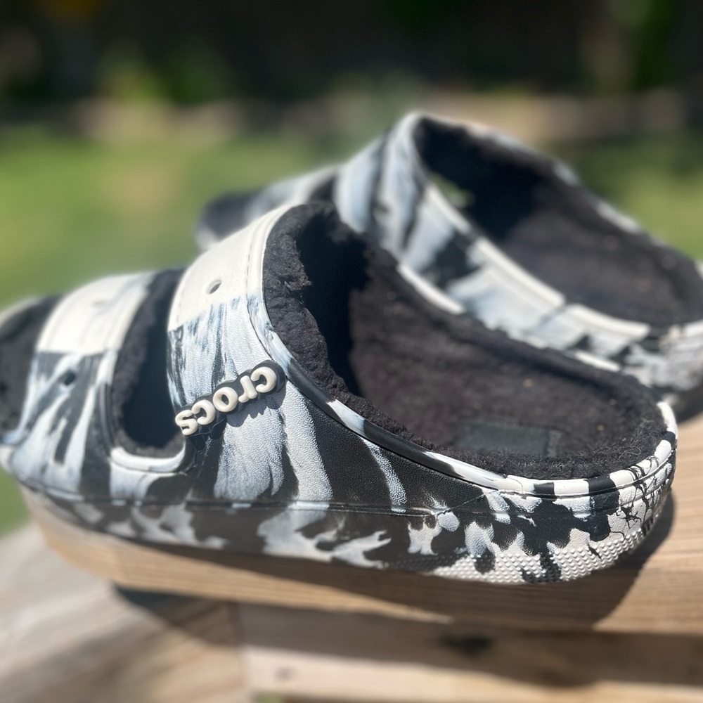 Crocs Classic Cozzzy Sandal Black & White Marble